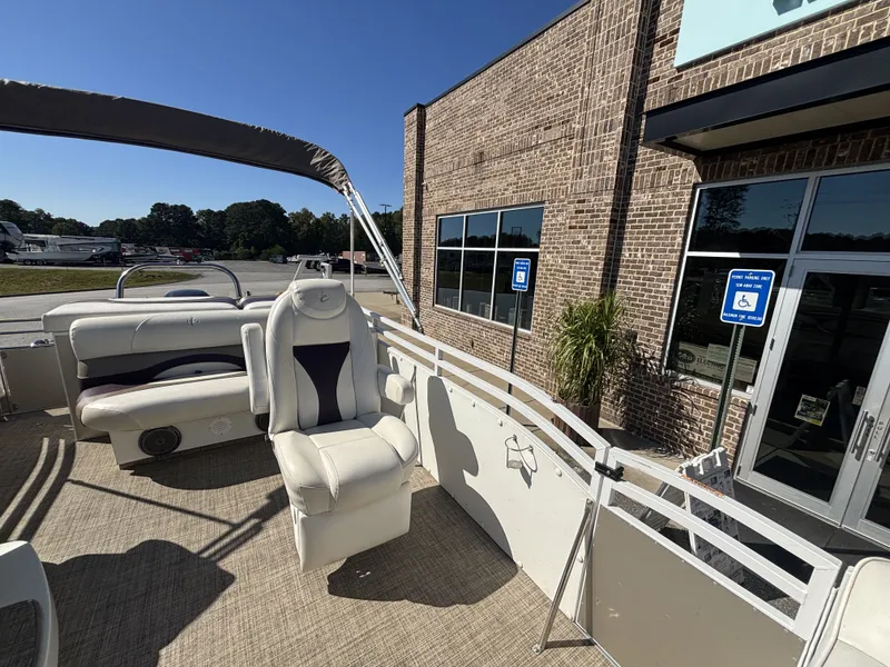 Slide: The Image of JC Manufacturing Neptoon 25TT Sport w/Suzuki 250HP - 4-Stroke Engine 2015 - 8