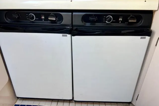 Slide: The Image of 1995 Regal Commodore 400 appliances with black control panels and white doors. - 10