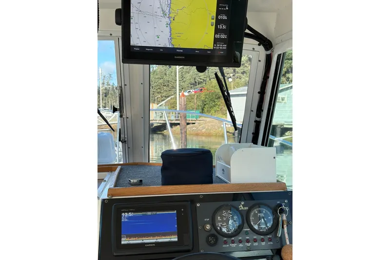 Slide: The Image of Interior view of 2005 Albin 28 Tournament Express boat with navigation equipment. - 25