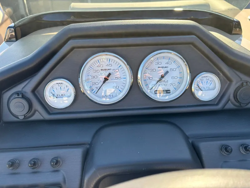 Slide: The Image of Bentley Pontoons 223 Legacy Swingback 2026 - 37