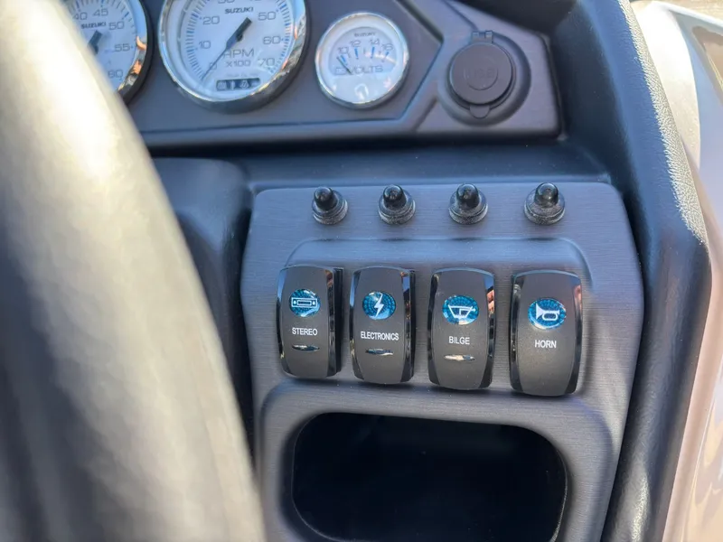 Slide: The Image of Bentley Pontoons 223 Legacy Swingback 2026 - 38