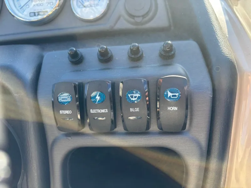 Slide: The Image of Bentley Pontoons 223 LEGACY NAVIGATOR 2026 - 15