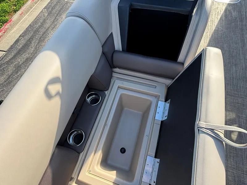 Slide: The Image of Bentley Pontoons 223 LEGACY NAVIGATOR 2026 - 20