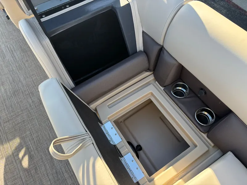 Slide: The Image of Bentley Pontoons 223 LEGACY NAVIGATOR 2026 - 23