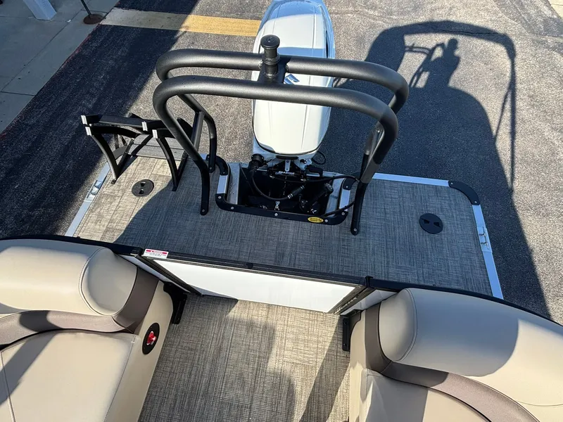 Slide: The Image of Bentley Pontoons 223 LEGACY NAVIGATOR 2026 - 24