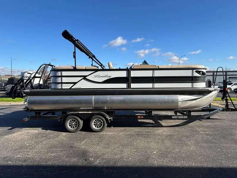 Slide: The Image of Bentley Pontoons 223 LEGACY NAVIGATOR 2026 - 29