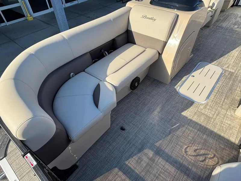Slide: The Image of Bentley Pontoons 223 LEGACY NAVIGATOR 2026 - 34