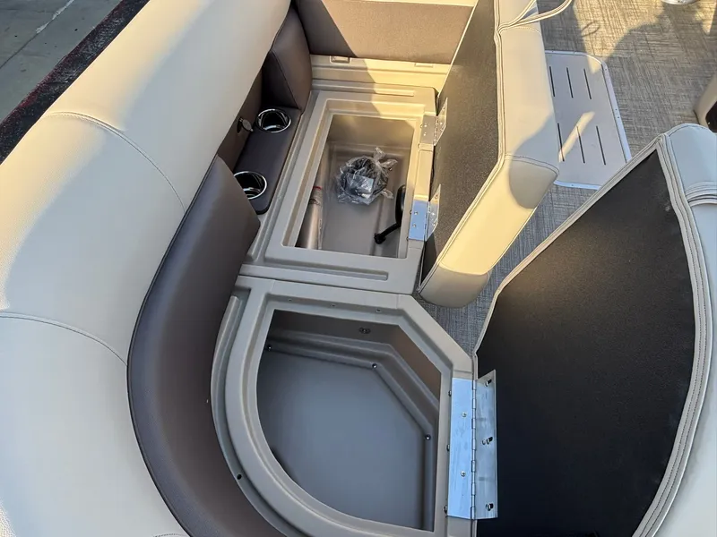 Slide: The Image of Bentley Pontoons 223 LEGACY NAVIGATOR 2026 - 35