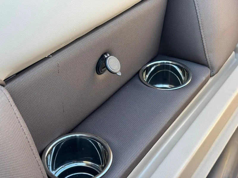 Slide: The Image of Bentley Pontoons 223 LEGACY NAVIGATOR 2026 - 36