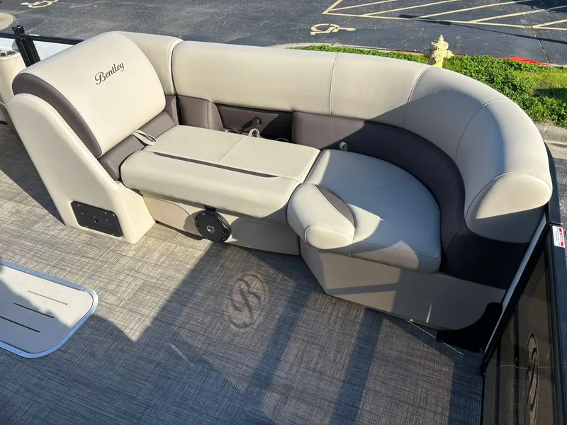 Slide: The Image of Bentley Pontoons 223 LEGACY NAVIGATOR 2026 - 37