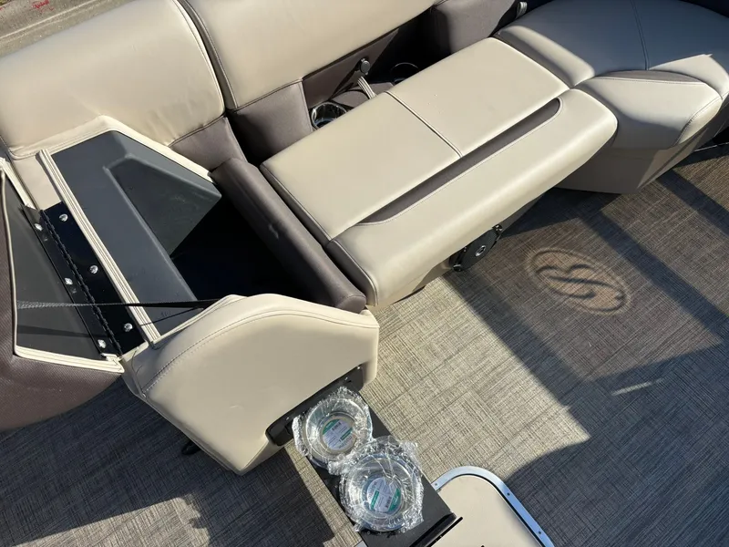 Slide: The Image of Bentley Pontoons 223 LEGACY NAVIGATOR 2026 - 4