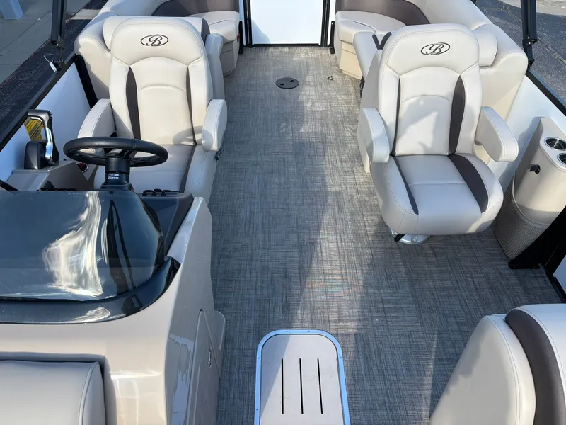 Slide: The Image of Bentley Pontoons 223 LEGACY NAVIGATOR 2026 - 5