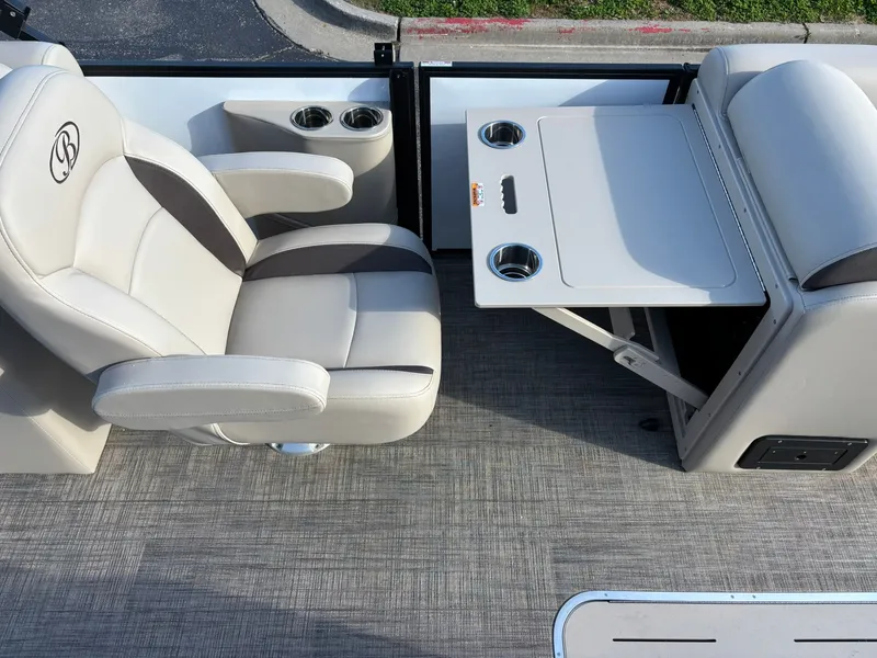 Slide: The Image of Bentley Pontoons 223 LEGACY NAVIGATOR 2026 - 7