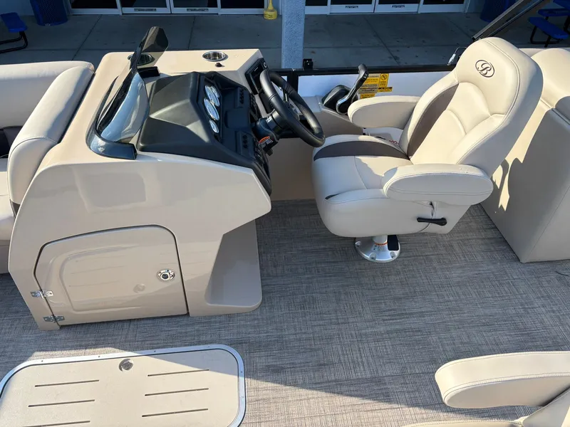 Slide: The Image of Bentley Pontoons 223 LEGACY NAVIGATOR 2026 - 9