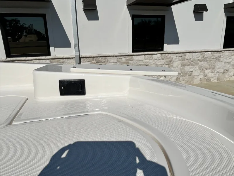 Slide: The Image of Bayliner T18LE 2025 - 10