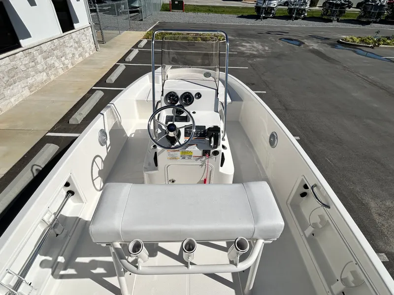 Slide: The Image of Bayliner T18LE 2025 - 16