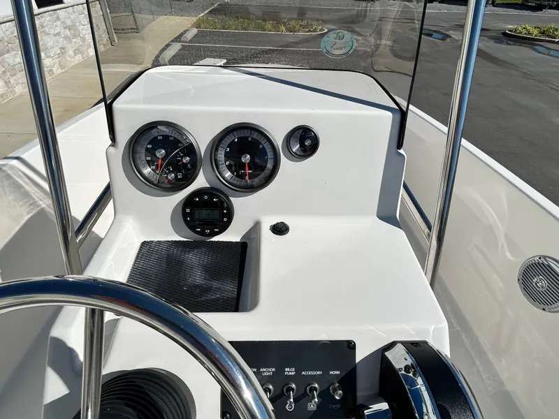 Slide: The Image of Bayliner T18LE 2025 - 17