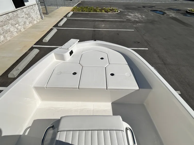 Slide: The Image of Bayliner T18LE 2025 - 19