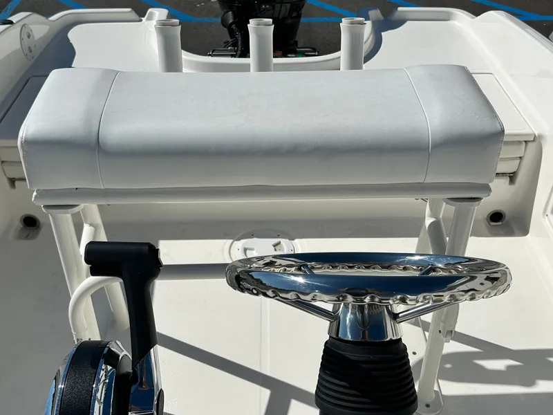 Slide: The Image of Bayliner T18LE 2025 - 24