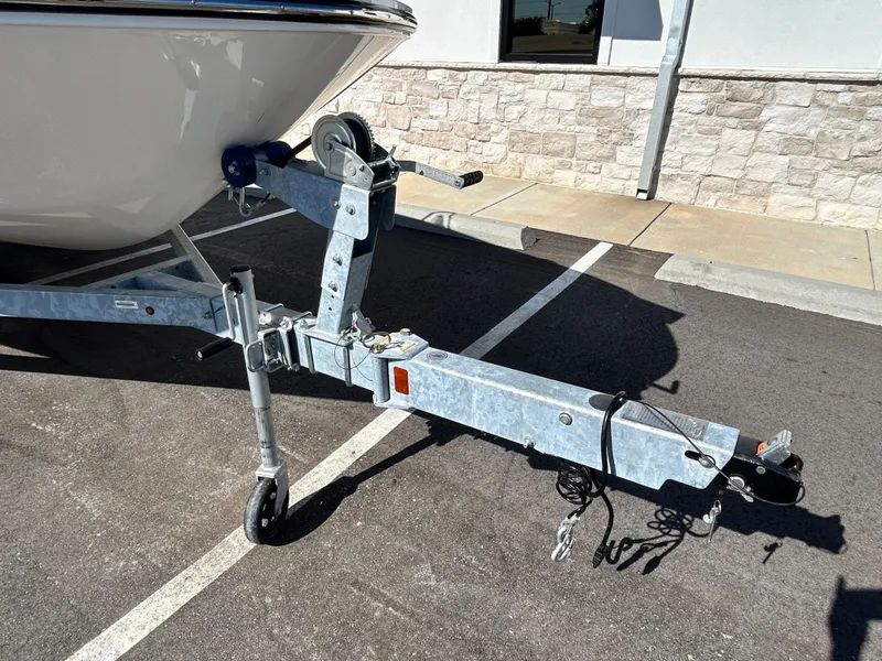 Slide: The Image of Bayliner T18LE 2025 - 9