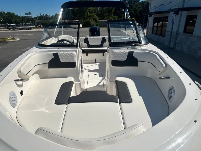 Slide: The Image of Bayliner VR4 Bowrider OB 2025 - 10