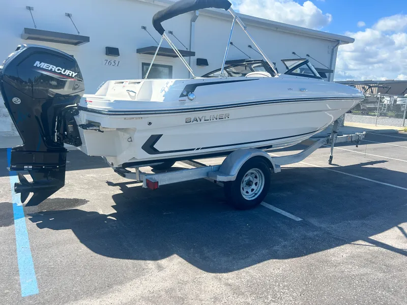 Slide: The Image of Bayliner VR4 Bowrider OB 2025 - 3