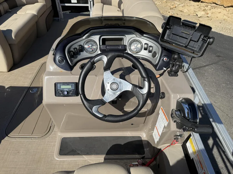 Slide: The Image of Tracker Sport Fish 22 DLX XP3 2022 - 11