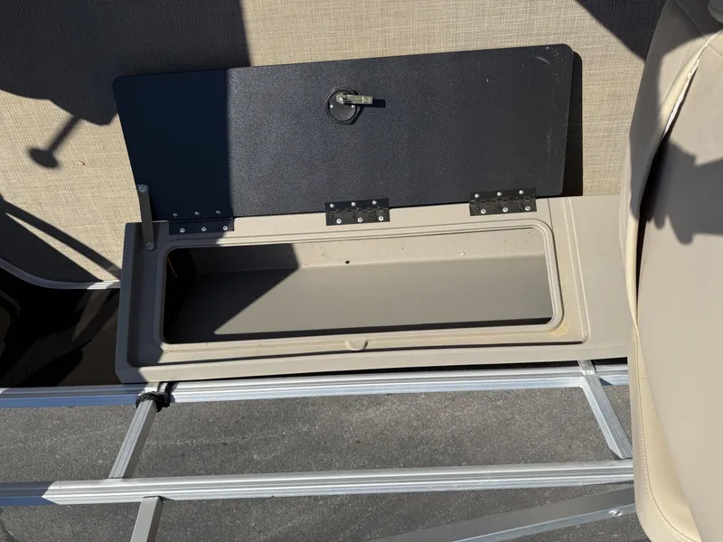 Slide: The Image of Tracker Sport Fish 22 DLX XP3 2022 - 12