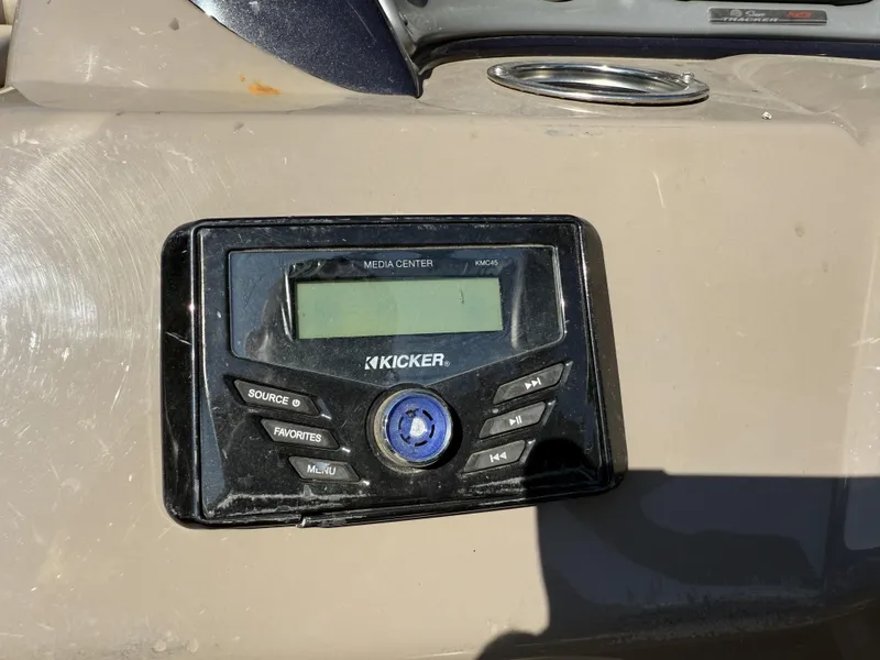 Slide: The Image of Tracker Sport Fish 22 DLX XP3 2022 - 14