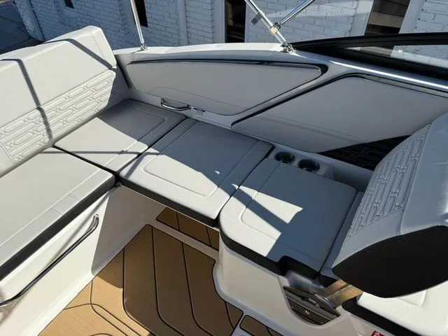 Slide: The Image of Sea Ray SPX 210 Outboard 2026 - 16