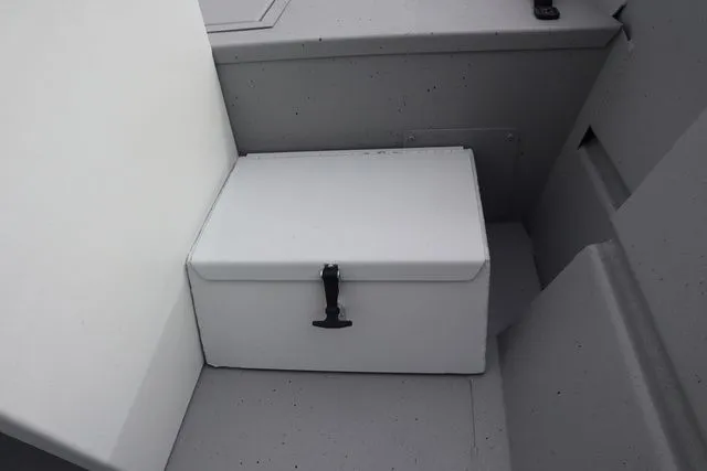 Slide: The Image of Lowe Roughneck 1760 Pathfinder 2026 - 10