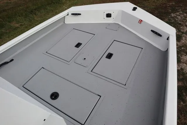 Slide: The Image of Lowe Roughneck 1760 Pathfinder 2026 - 11