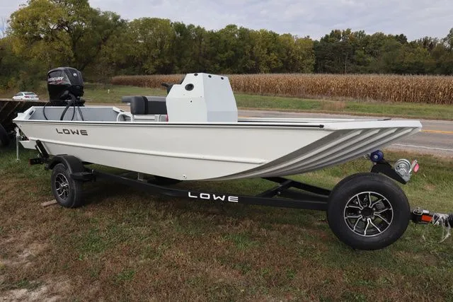 Slide: The Image of Lowe Roughneck 1760 Pathfinder 2026 - 2