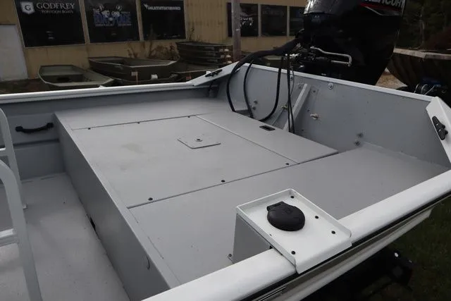 Slide: The Image of Lowe Roughneck 1760 Pathfinder 2026 - 4