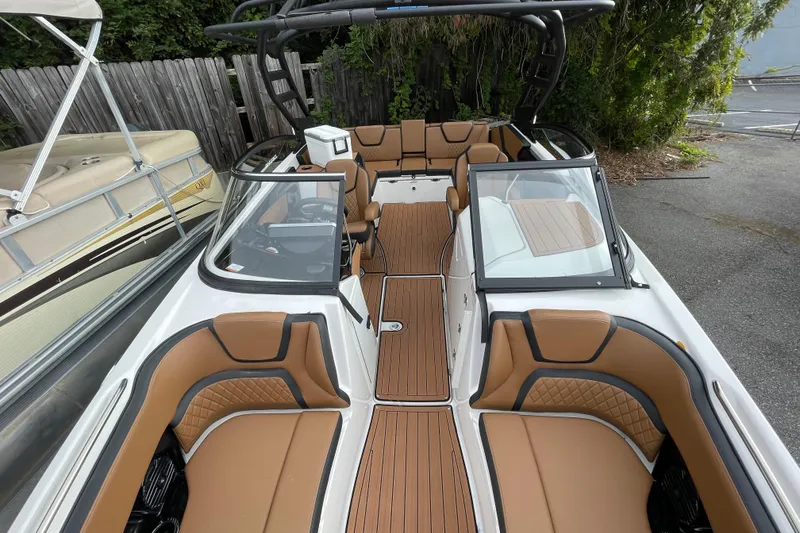 Slide: The Image of 2026 Yamaha Boats 252SD with luxurious tan seating and sleek design. - 8