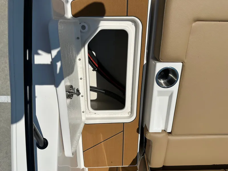 Slide: The Image of Bayliner D22I 2025 - 13