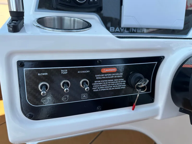 Slide: The Image of Bayliner D22I 2025 - 24