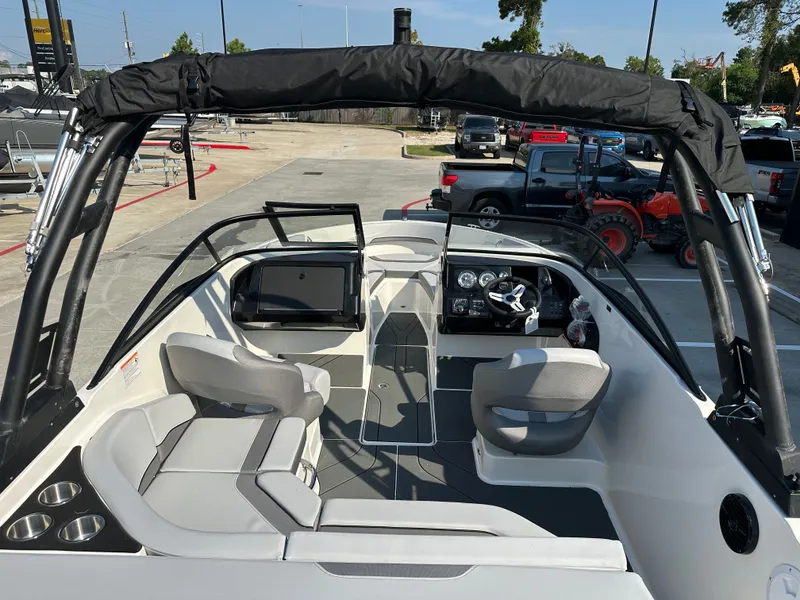 Slide: The Image of Bayliner V20i 2026 - 10