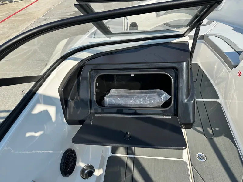 Slide: The Image of Bayliner V20i 2026 - 16