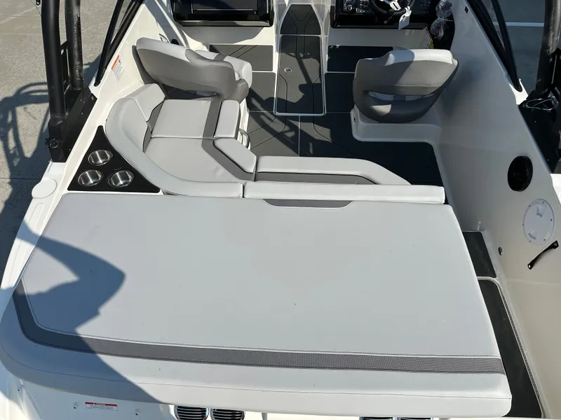 Slide: The Image of Bayliner V20i 2026 - 9