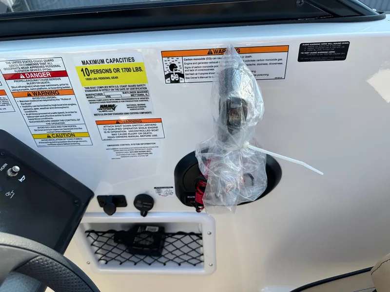 Slide: The Image of Bayliner VR6 2025 - 11