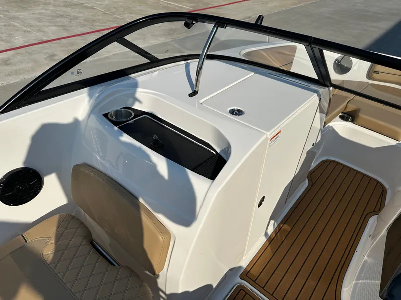 Slide: The Image of Bayliner VR6 2025 - 12