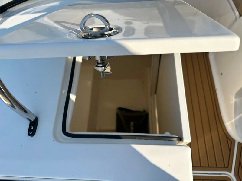 Slide: The Image of Bayliner VR6 2025 - 13