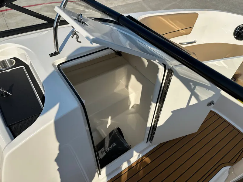 Slide: The Image of Bayliner VR6 2025 - 14