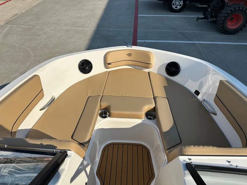 Slide: The Image of Bayliner VR6 2025 - 15