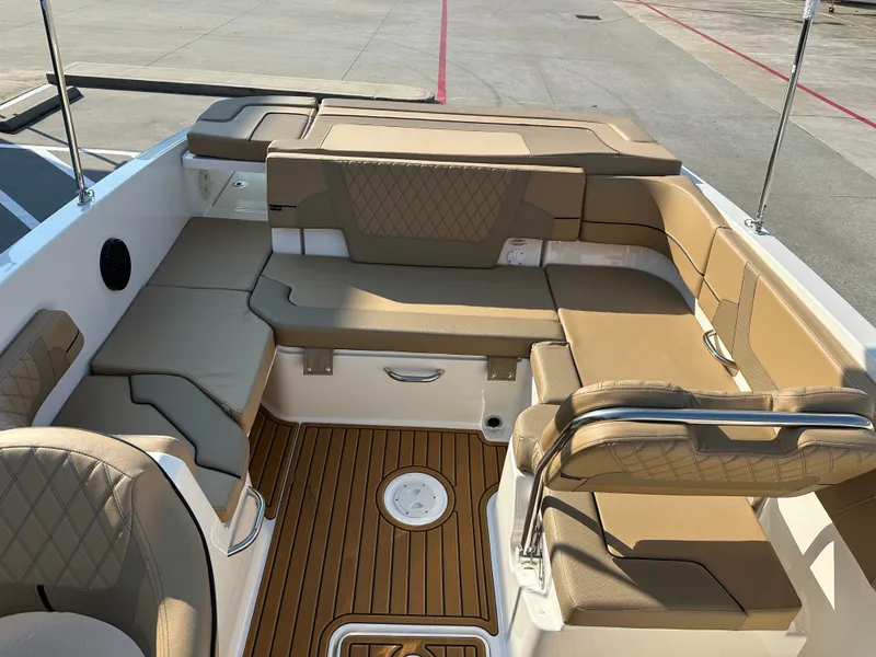 Slide: The Image of Bayliner VR6 2025 - 17