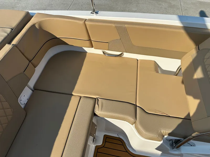 Slide: The Image of Bayliner VR6 2025 - 19