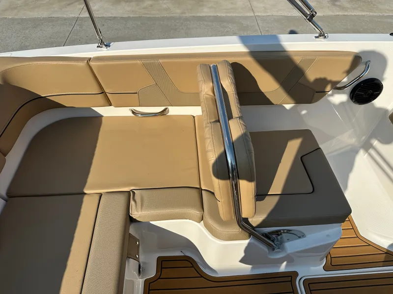 Slide: The Image of Bayliner VR6 2025 - 20