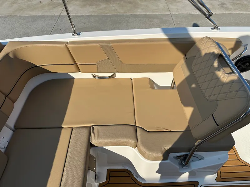 Slide: The Image of Bayliner VR6 2025 - 21