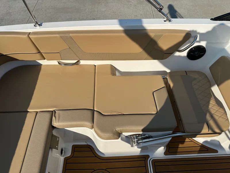 Slide: The Image of Bayliner VR6 2025 - 22